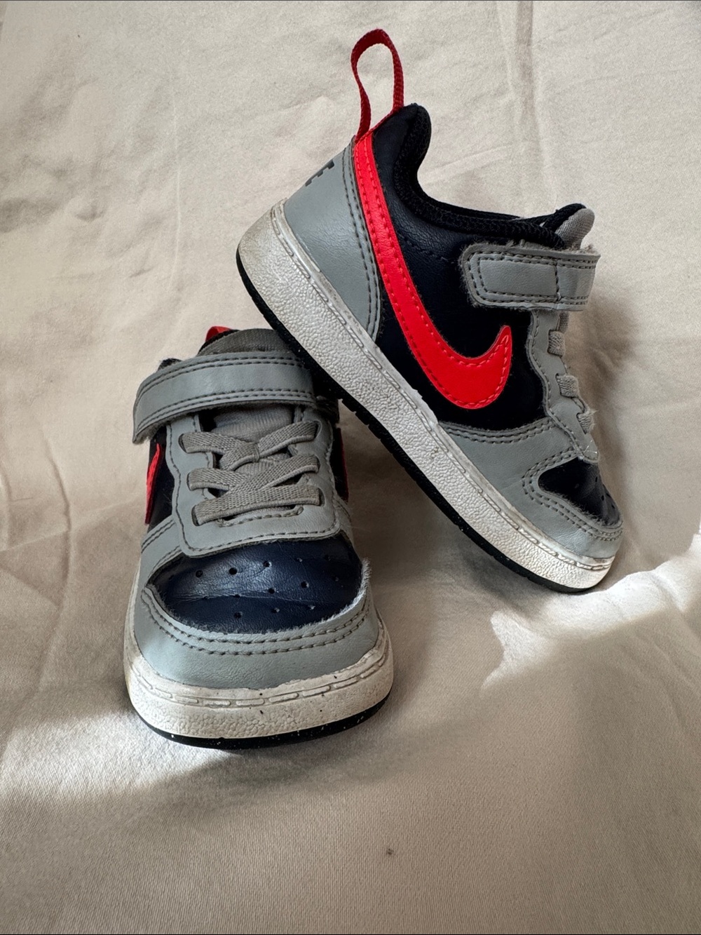 Nike Kids Gray, Black & Red Hook-and-Loop Sneakers